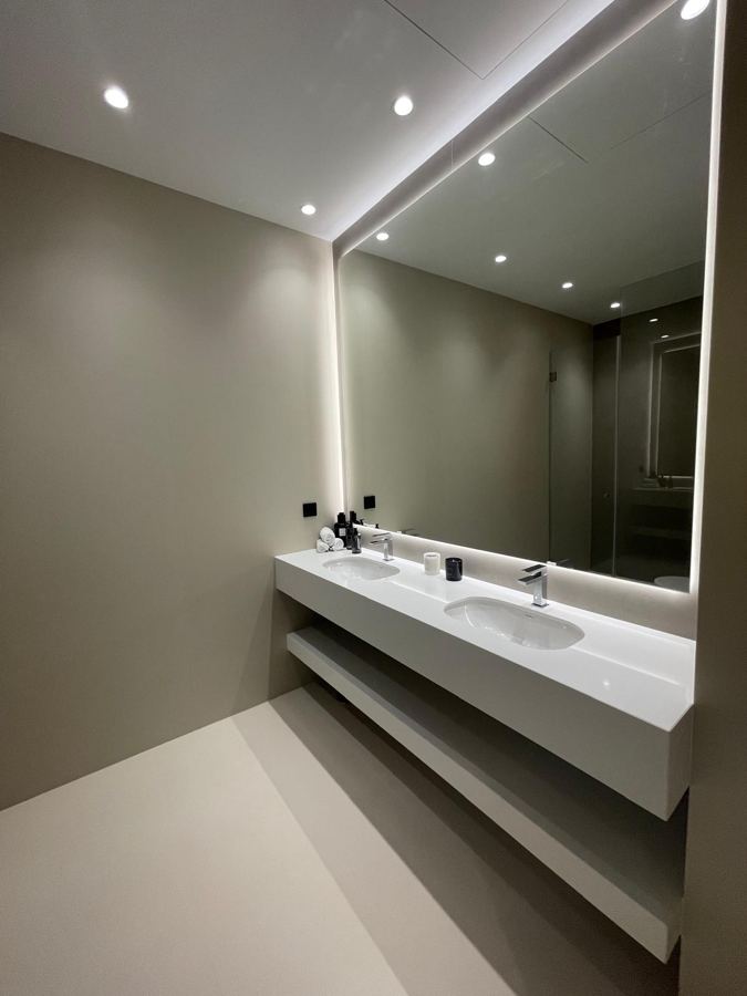 Baño con espejo retroiluminado y focos empotrados