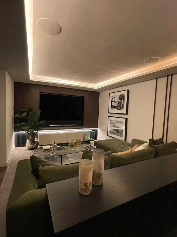 Salón con iluminación LED indirecta en techo