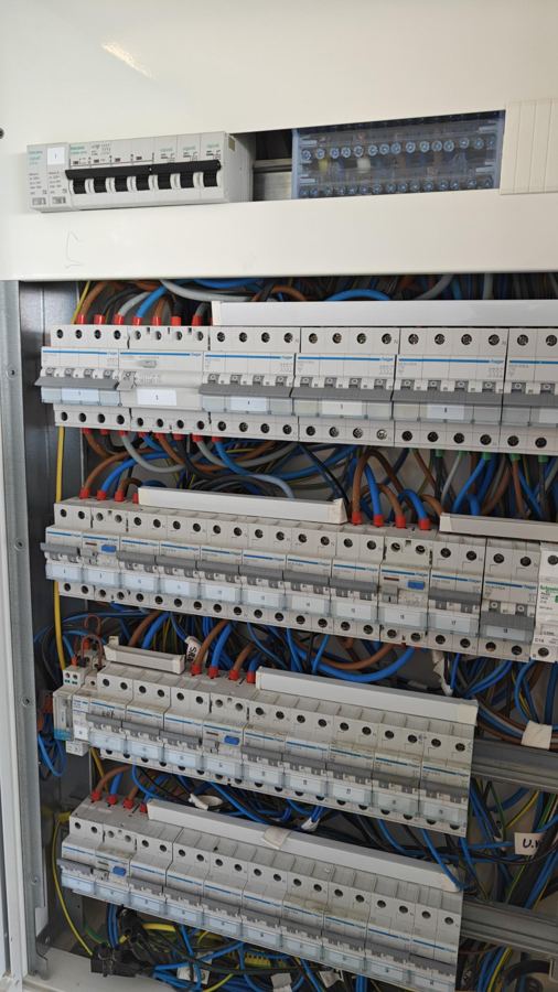 Cuadro eléctrico de vivienda con protecciones ordenadas y numeradas