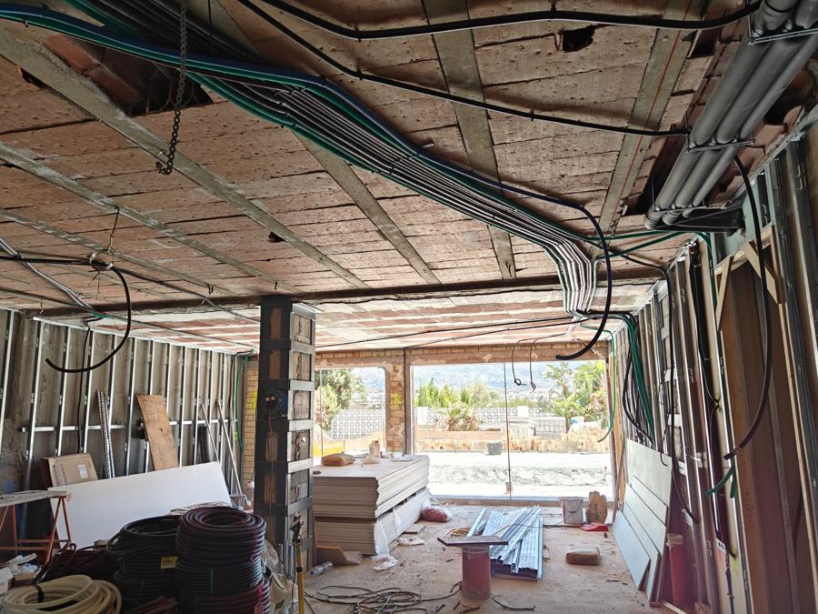 Techo abierto con el cableado nuevo durante la obra